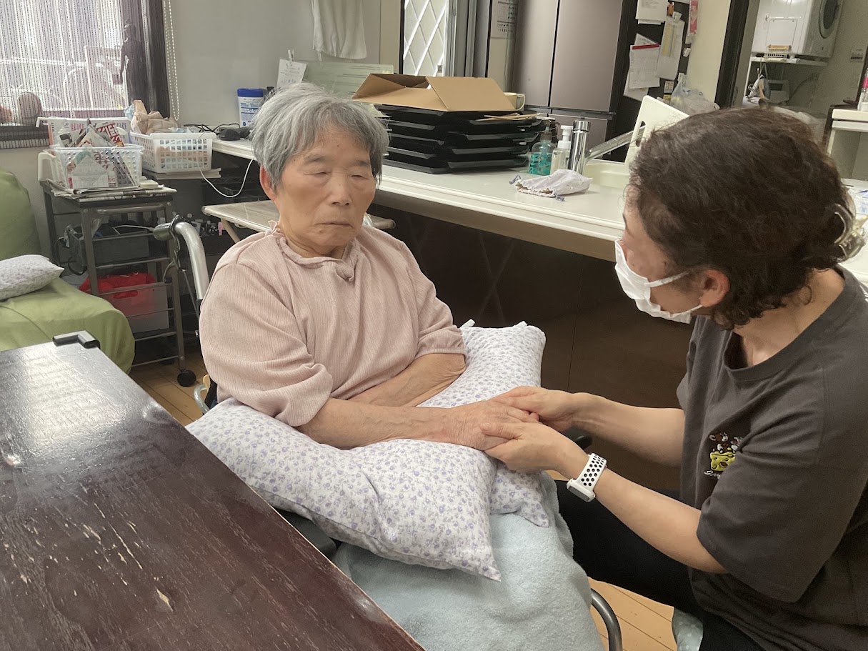 手を優しく包み込む温かいケア